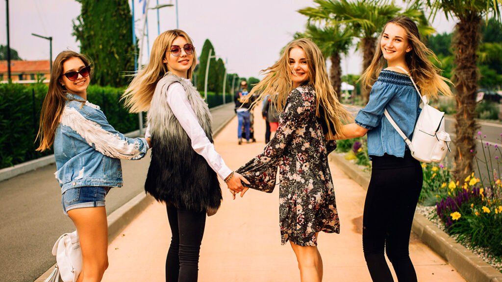 PrettyLittleThing Us